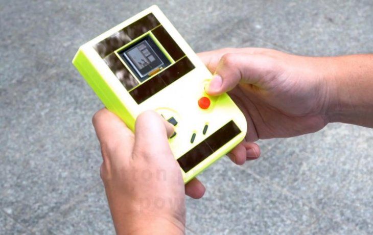 La Engage funciona con luz solar y acepta cartuchos de Game Boy.