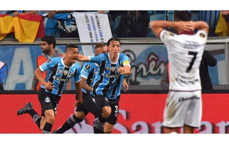 Todo Gremio festeja el gol mientras los sufre Lautaro Acosta. Lanús perdió, pero deberá definir la Copa Libertadores en su casa.