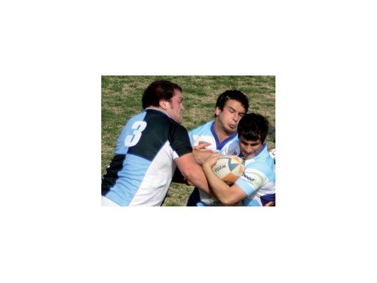 La guinda es mía. Andrés Alvarado, de Liceo, se aferra a la ovalada ante la marca santafesina.