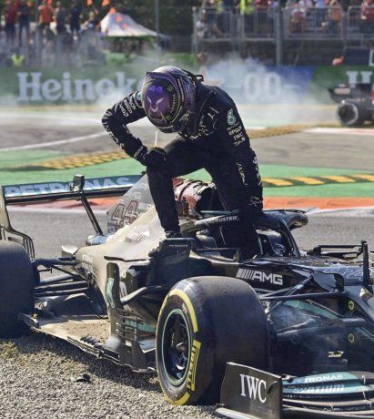 El Red Bull de Max Verstappen pasó literalmente por encima al Mercedes de Lewis Hamilton en lo que pudo haber sido otra tragedia en el circuito de Monza.