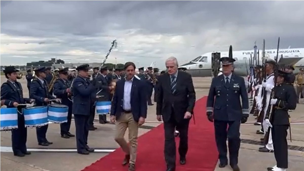 Lacalle Pou traveled to Argentina to participate in the inauguration of Javier Milei