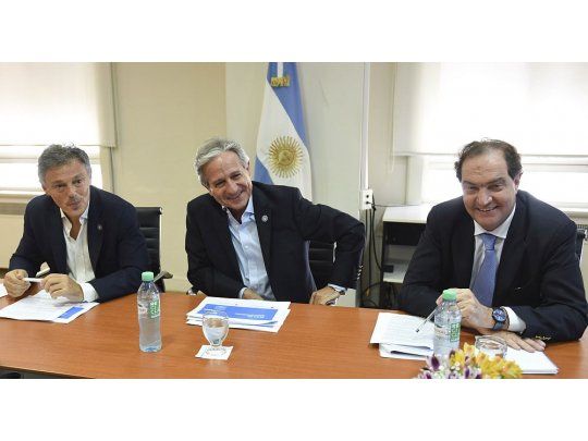 Los ministros de Producción, Francisco Cabrera; de Modernización, Andrés Ibarra y el Secretario Legal y Técnico, Pablo Clusellas, en la charla con periodistas.
