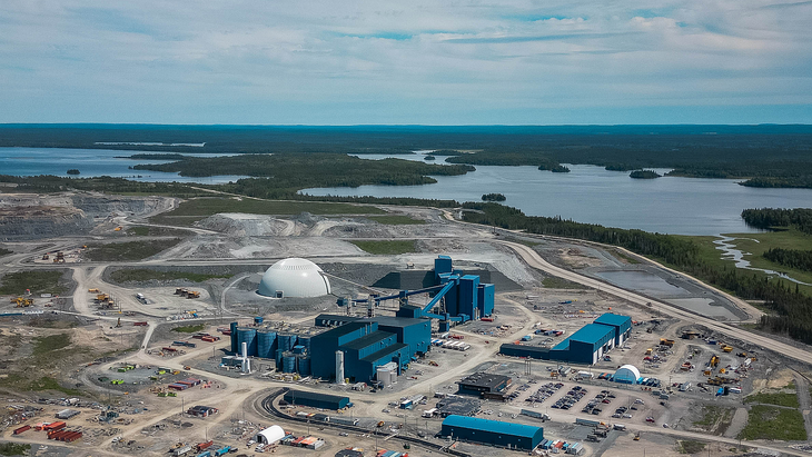 Greenstone, uno de los activos de oro clave de Equinox en Canadá: ubicado en Ontario, el yacimiento opera bajo un esquema de mina a cielo abierto con planta CIL y prevé producir entre 250.000 y 300.000 onzas de oro en 2026. El proyecto cuenta con reservas por 5,33 millones de onzas de oro y se posiciona como uno de los pilares de crecimiento de la compañía. Greenstone, uno de los activos de oro clave de Equinox en Canadá: ubicado en Ontario, el yacimiento opera bajo un esquema de mina a cielo abierto con planta CIL y prevé producir entre 250.000 y 300.000 onzas de oro en 2026. El proyecto cuenta con reservas por 5,33 millones de onzas de oro y se posiciona como uno de los pilares de crecimiento de la compañía.