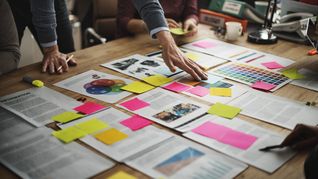 ámbito.com | gente-negocios-haciendo-lluvia-ideas.jpg