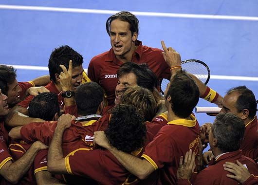 La delegación española festeja
