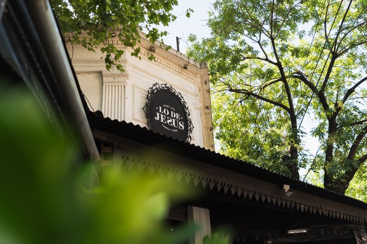 Tradition and quality in Palermo: Premium meats and more than 350 wine labels in an open sky wine library. Tradition and quality in Palermo: Premium meats and more than 350 wine labels in an open sky wine library.