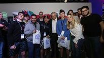 Alberto Fernándes junto a jóvenes en la Feria IT Joven de Tecnópolis.&nbsp;