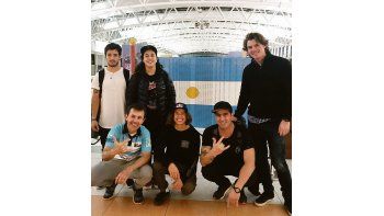 Partieron.  Los chicos de la selección junto al entrenador Martín Ferrari y al presidente de FADEXU, Nicolás Scioli.