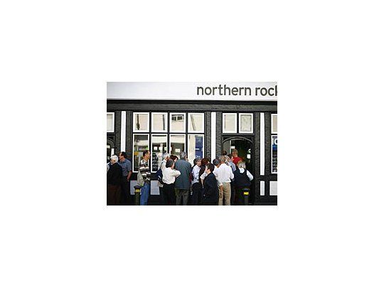 Miles de ahorristas intentan sacar sus depósitos de un banco inglés afectado por crisis financiera mundial