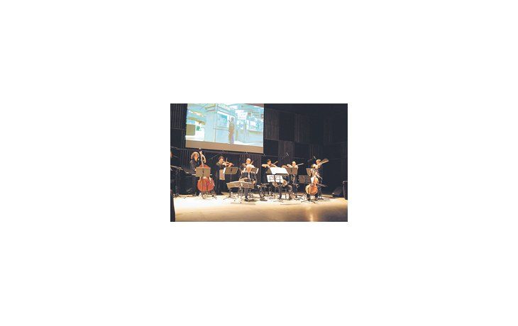 La formación tanguera de Juan José Mosalini interpretó el tango de Tarantino «Ciudad triste» antes de la presentación de las piezas de Piazzolla y del anuncio del acuerdo de cooperación e intercambio entre París y Buenos Aires.
