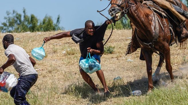La agresión de la policía fronteriza a migrantes haitianos, el año pasado, en Texas.
