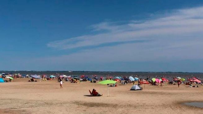 El verano es la temporada alta del turismo de Pueblo Belgrano por sus playas y deportes acuaticos.