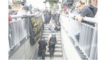 La manifestación se realizó en la cabecera de la línea ubicada en la estación San Pedrito. Se trata de trabajadores tercerizados que se de-sempeñan como vigiladores, quienes denuncian despidos.