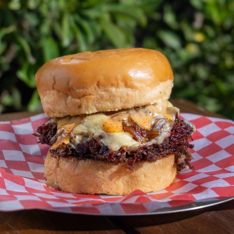 Para los fanáticos de la carne, los favoritos son los sándwiches de bondiola ahumada y desmechada. Para los fanáticos de la carne, los favoritos son los sándwiches de bondiola ahumada y desmechada.