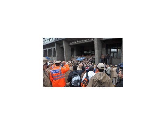 Efectivos de Prefectura en la entrada del Edificio Guardacostas.