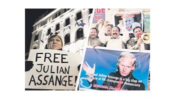 Activistas se manifiestan frente a la embajada británica en Budapest, Hungría, en contra de la detención de Julian Assange. También en Pakistán tuvieron lugar protestas (iderecha).