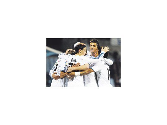 Özil festeja con sus compañeros el segundo gol de Real Madrid.