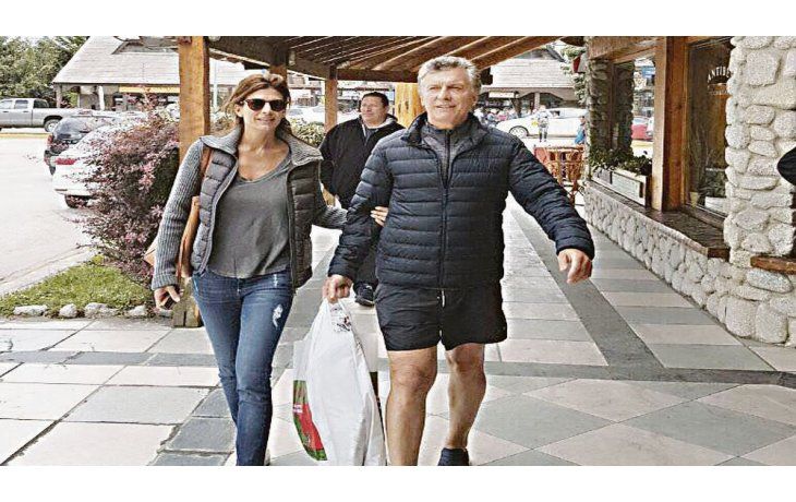 ámbito.com | Paseo. Mauricio Macri y Juliana Awada de vacaciones en Villa la Angostura.