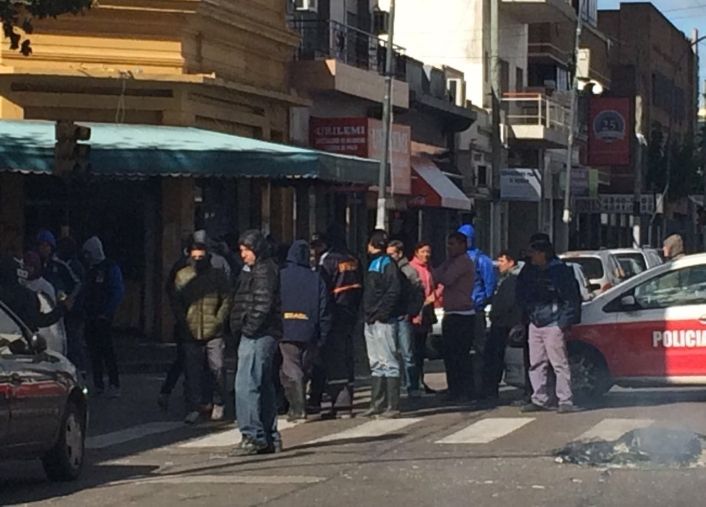 Vecinos protestaban contra el intendente Néstor Grindetti.