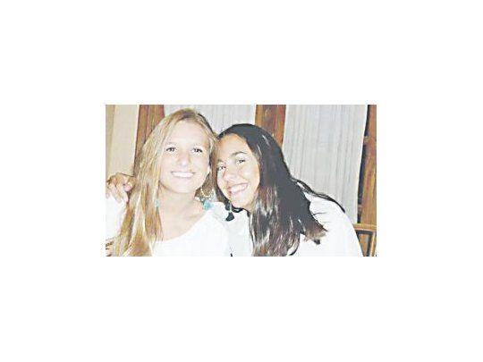 Marina  Menegazzo (derecha) y María José Coni (izquierda) estaban de vacaciones en Montañita, una playa adonde suelen ir los jóvenes en Ecuador.