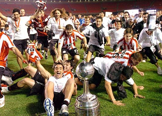 Zambullida. Todos se tiran hacia la Copa. Festeja toda La Plata.