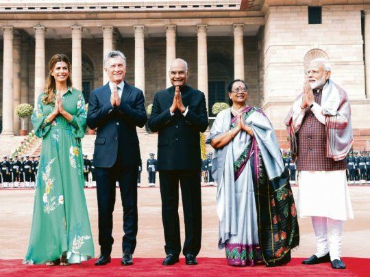 Saludo. Juliana Awada, Mauricio Macri; el presidente de la India, Ram Nath Kovind, y su esposa Savita Kovind y el primer ministro Narendra Modi, en la recepción que dieron ayer a los argentinos en el palacio presidencial. Mas tarde Macri habló ante empresarios. Hoy desembarcará en Mumbai.&nbsp;