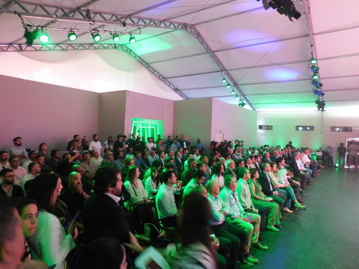 La inauguración contó con la presencia de un centenar de invitados, entre los que también estuvieron representantes de empresas contratistas, trabajadores, invitados diplomáticos y unos 30 periodistas de Brasil y Argentina. La inauguración contó con la presencia de un centenar de invitados, entre los que también estuvieron representantes de empresas contratistas, trabajadores, invitados diplomáticos y unos 30 periodistas de Brasil y Argentina.