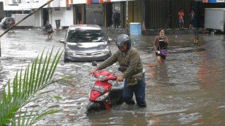 La ciudad costera de Yakarta sufre de inundaciones cada vez más frecuentes. La ciudad costera de Yakarta sufre de inundaciones cada vez más frecuentes.
