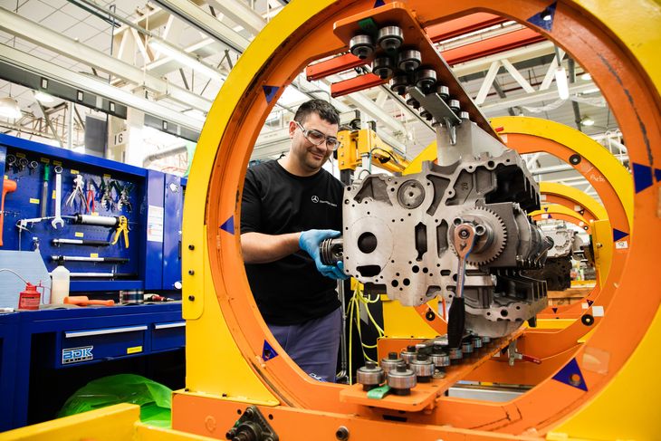 REMAN is a key component in the 360° business vision of Mercedes-Benz Trucks and Buses, focused on offering high-quality and sustainable solutions. REMAN is a key component in the 360° business vision of Mercedes-Benz Trucks and Buses, focused on offering high-quality and sustainable solutions.