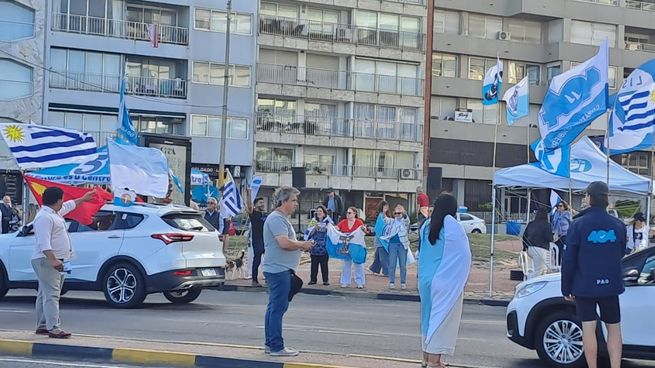 Los militantes se acercaron a la Rambla de Montevideo y tiñeron de color la jornada previa al balotaje 2024.