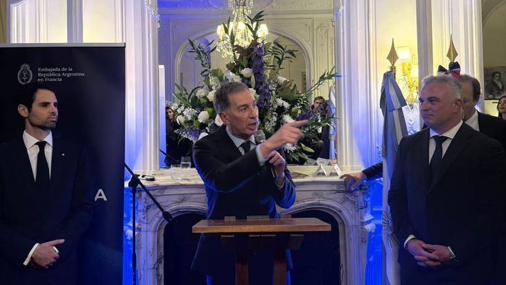 El jefe de Gabinete, Diego Santilli, durante el cocktail de la Argentina Week en París. El jefe de Gabinete, Diego Santilli, durante el cocktail de la Argentina Week en París.