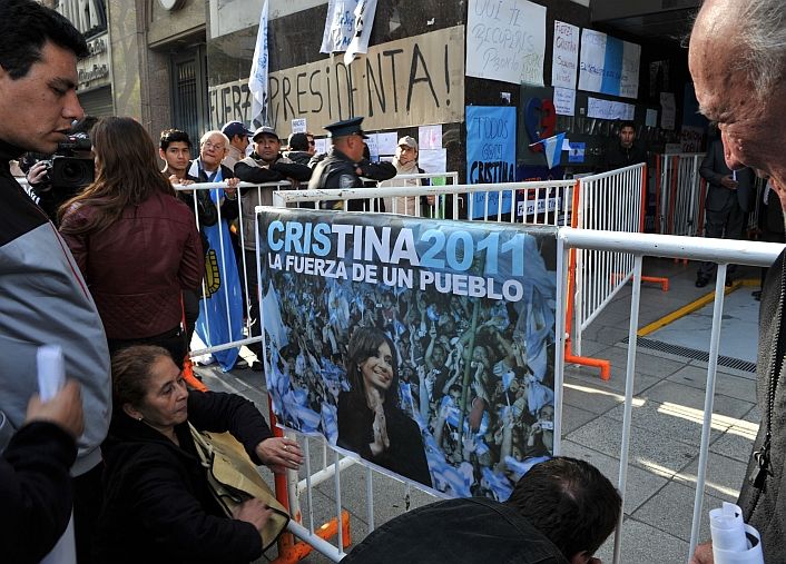 Vigilia militante en la puerta de la Fundación Favaloro (foto 7)