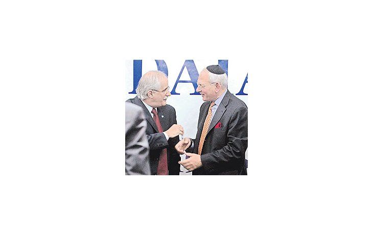 ámbito.com | El cancillerJorge Taianacharla conIsrael Singer,titular delComitéPolítico delCongresoJudíoMundial. Eldirigente,que ademáses rabino,rezó en lasede de laAMIA el‘‘KadishIatom’’(oraciónfúnebre) porlos muertosen elat
