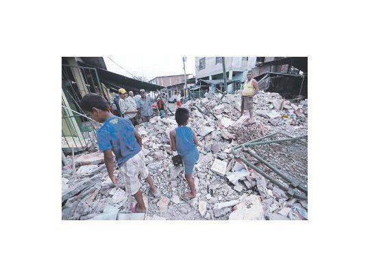 sacudió varias ciudades, que sufrieron destrozos