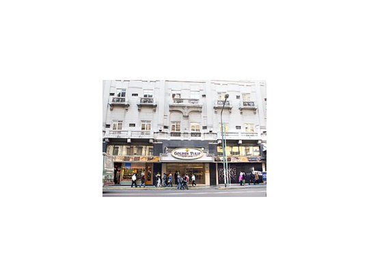 Savoy Hotel(hoy GoldenTulip): allí vivióbrevementeEva Perón yfue cuartel departidospolíticos,legisladores yhasta conspiraciones.