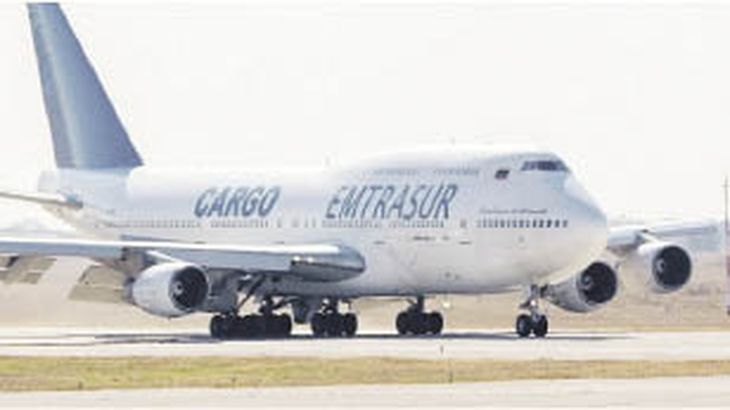 investigación. La Justicia ordenó ayer un allanamiento al avión retenido en Ezeiza.