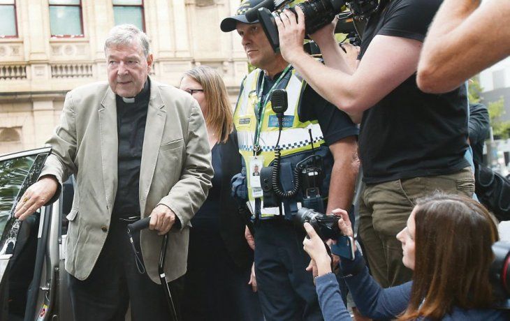 REPUDIO. Al arribar a los tribunales de Melbourne, Australia, George Pell, civiles le gritaron que se vaya al infierno.