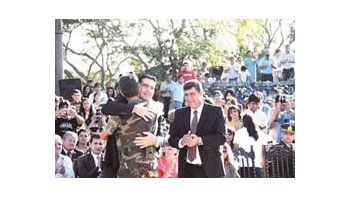En Chaco, elgobernadorJorgeCapitanichpresidió elacto centralen la Isla delCerrito. Allíinstó adefender lasoberanía.