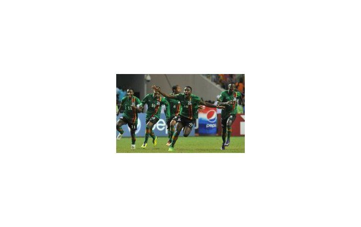 Locura. Los futbolistas de Zambia hicieron historia y festejan.