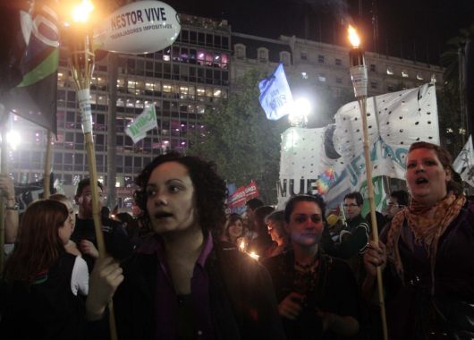 La Plaza de Mayo fue escenario de homenajes a Kirchner encabezados por militantes y funcionarios (foto 1)