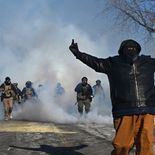 Manifestantes se enfrentaron con fuerzas de seguridad tras la muerte de un hombre baleado durante un operativo del ICE. Manifestantes se enfrentaron con fuerzas de seguridad tras la muerte de un hombre baleado durante un operativo del ICE.