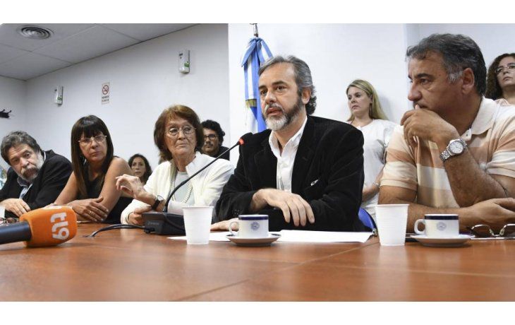 ámbito.com | Eduardo López, rodeado de diputados de la opocisión durante conferencia de prensa en el Congreso.