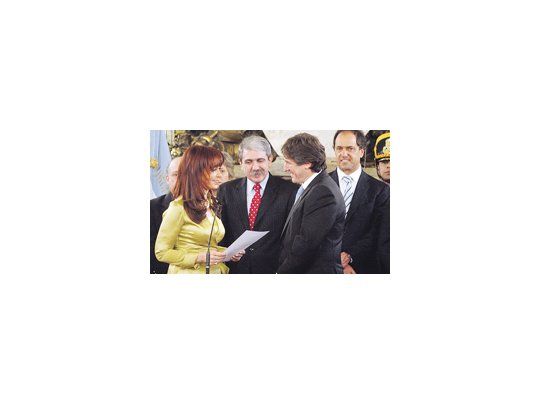Cristina de Kirchner el día de la jura de Amado Boudou, ante la atenta mirada de Aníbal Fernández.