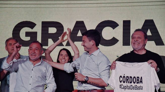 Duelo. Luis Juez (F. Cívico) y el radical Rodrigo de Loredo, durante los festejos del 14-N. La herramienta de la PASO es clave para el 2023.