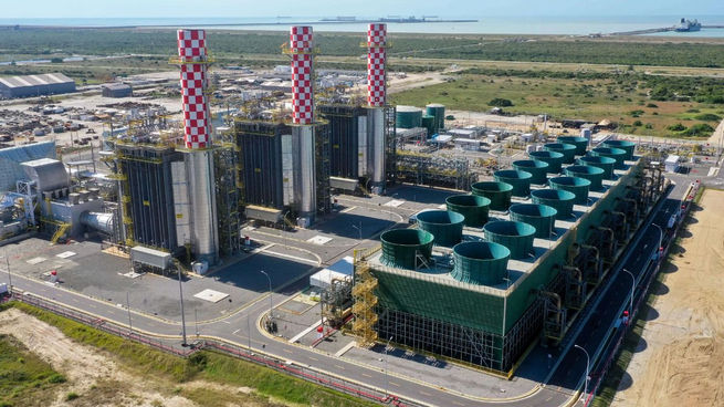 La usina termoeléctrica tiene capacidad para abastecer de energía a más de ocho millones de hogares.
