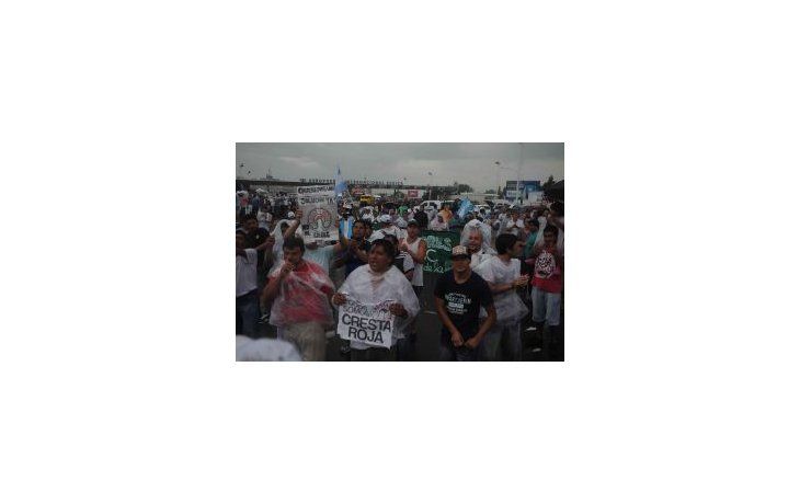 Los trabajadores bloquearon el acceso al Aeropuerto de Ezeiza.