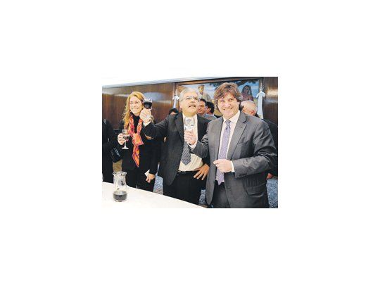 Julio De Vido comandó el brindis ayer, por el Día del Periodista, en el Ministerio de Economía. Lo acompañaron Amado Boudou y Débora Giorgi. Los tres, de inmejorable humor.