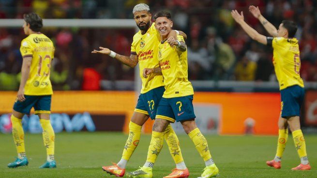 Los jugadores de América festejan la clasificación en el Estadio Nemesio Diez, tras vencer nuevamente a Toluca por 2 a 0 y lograr el pase a simifinales.