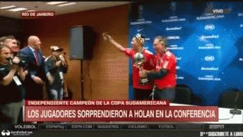 Los jugadores sabotearon la conferencia de prensa de Holan y se lo llevaron secuestrado