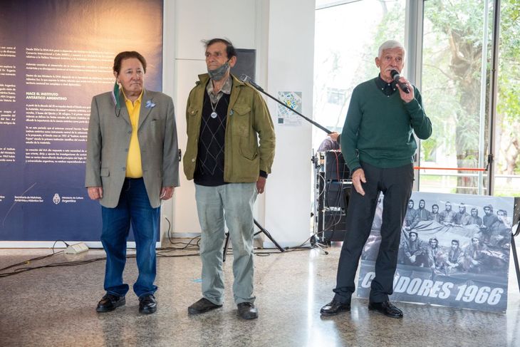 Fernando Aguirre, Fernando Lizardo y Norberto Karasiewicz, tres de los cóndores, durante un homenaje en el Museo Malvinas.